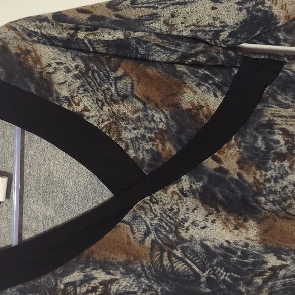 Elegant Multicolor V-Neck Women's Top - Picture 2 of 6